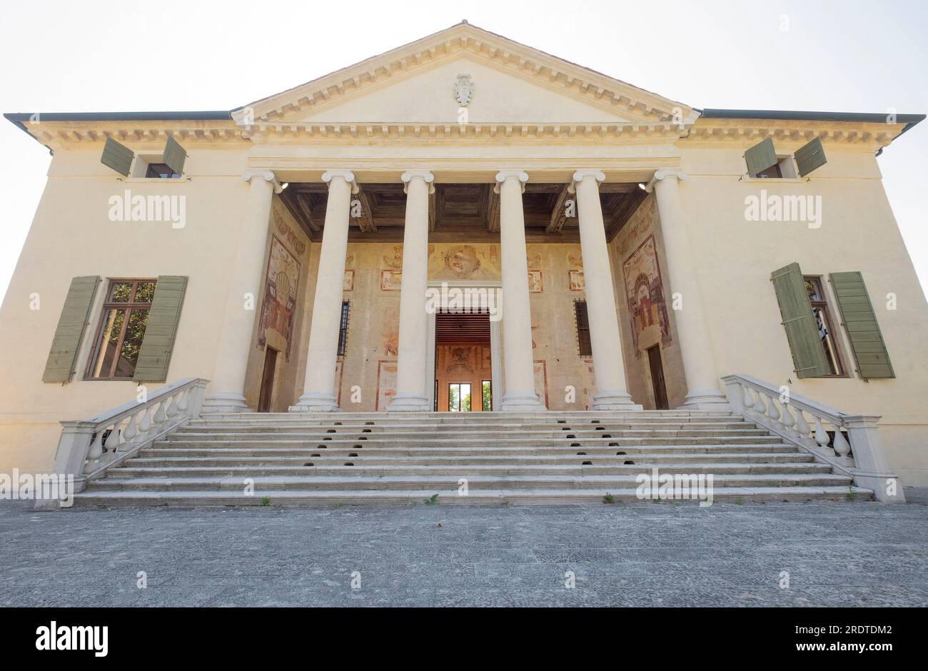 Façade de la Villa Badoer à Fratta Polesine dans la région de Vénétie au nord de l'Italie. Conçu par l'architecte de la Renaissance Andrea Palladio Banque D'Images