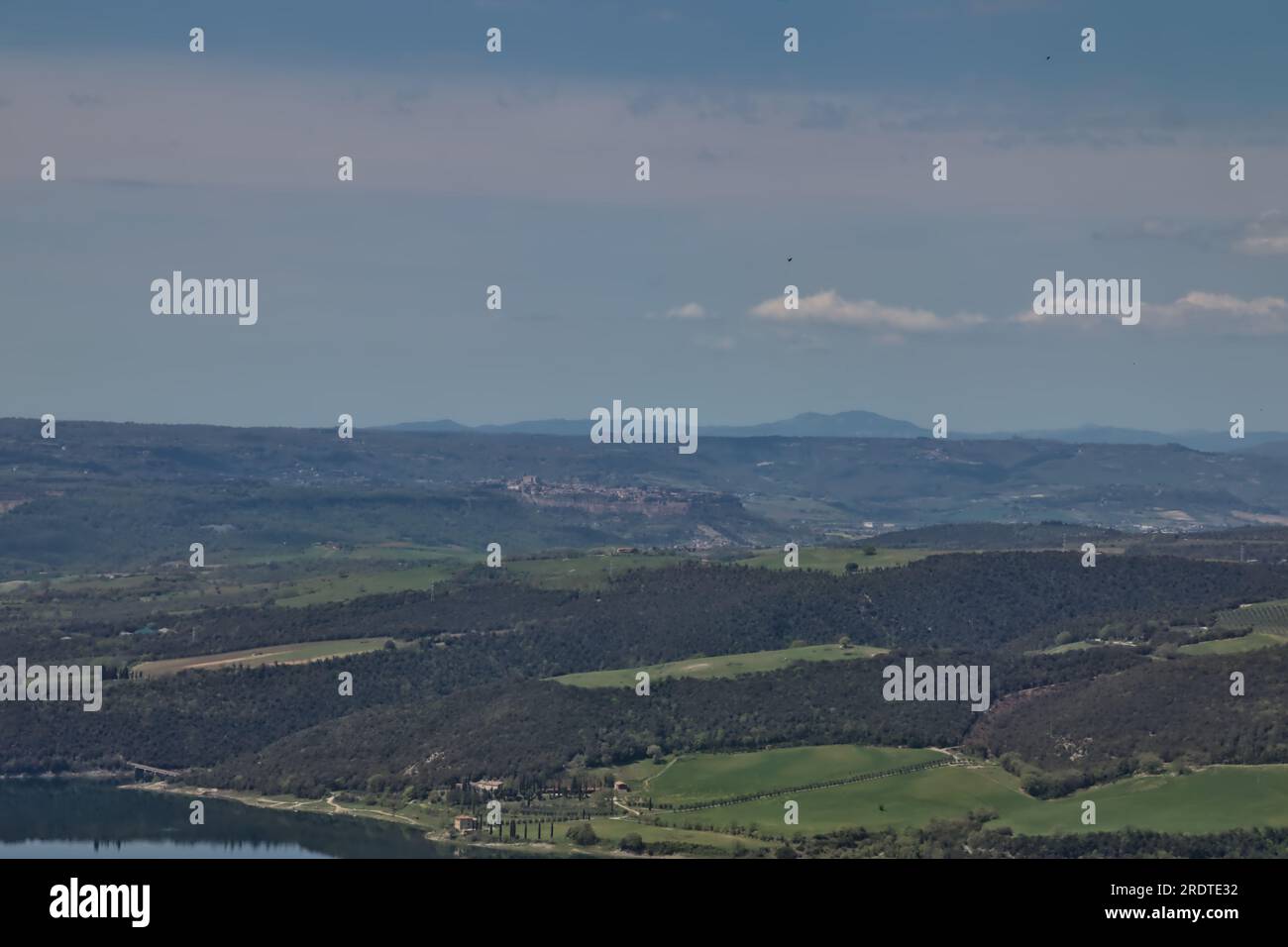 Val d'Orcia, paysage sur la vallée infinie avec lac à la base. Photo de haute qualité Banque D'Images