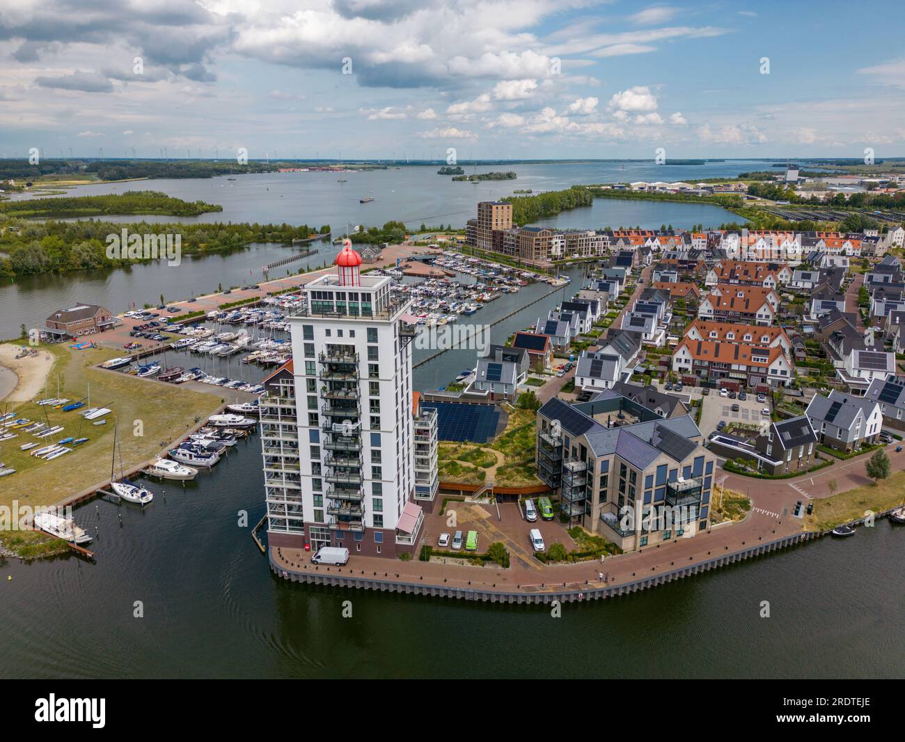 Photo aérienne par drone d'un immeuble qui ressemble à un phare à Harderwijk, aux pays-Bas Banque D'Images