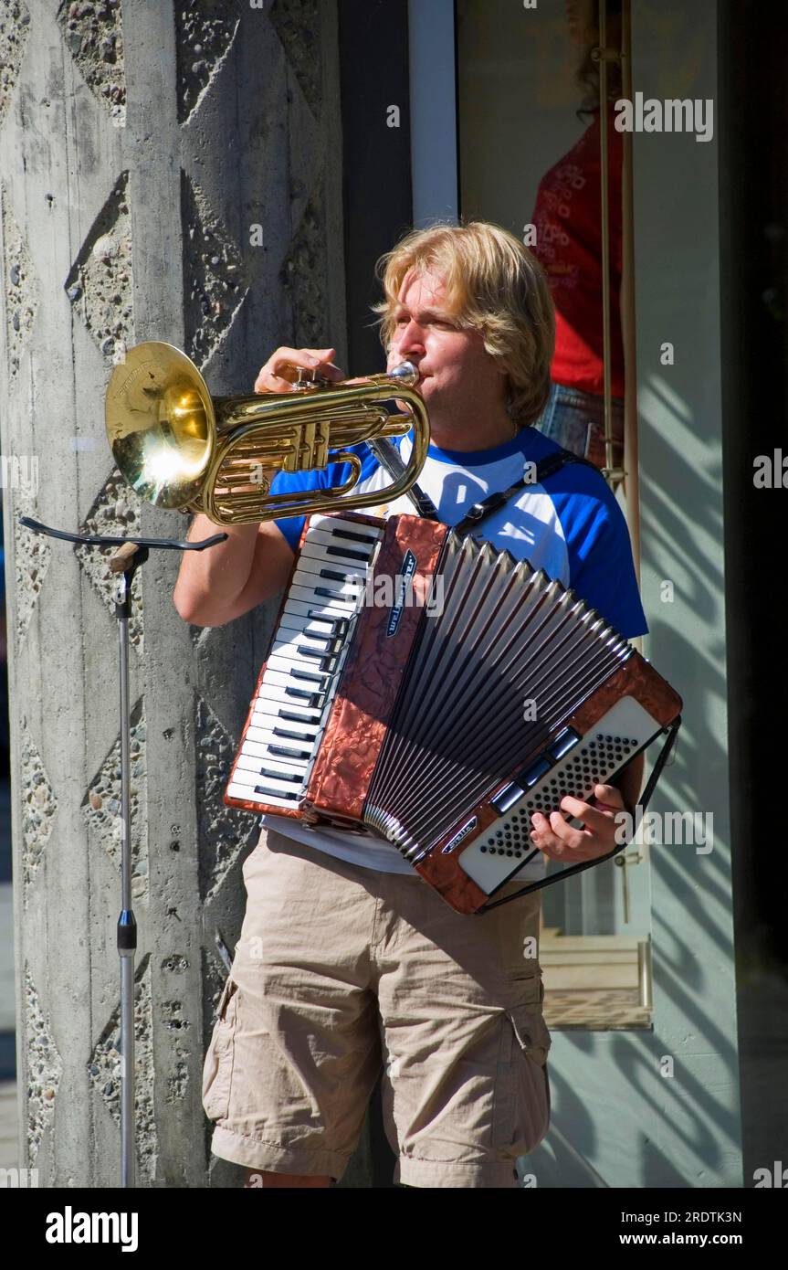Musicien avec trompette et accordéon, faisant de la musique, Trondheim,  Norvège Photo Stock - Alamy