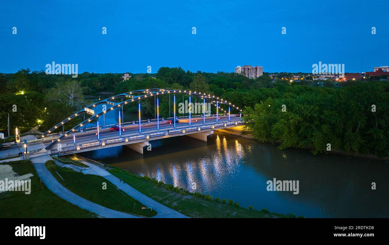 Pont MLK au crépuscule avec lumières nocturnes menant à l'antenne Headwaters Park Banque D'Images