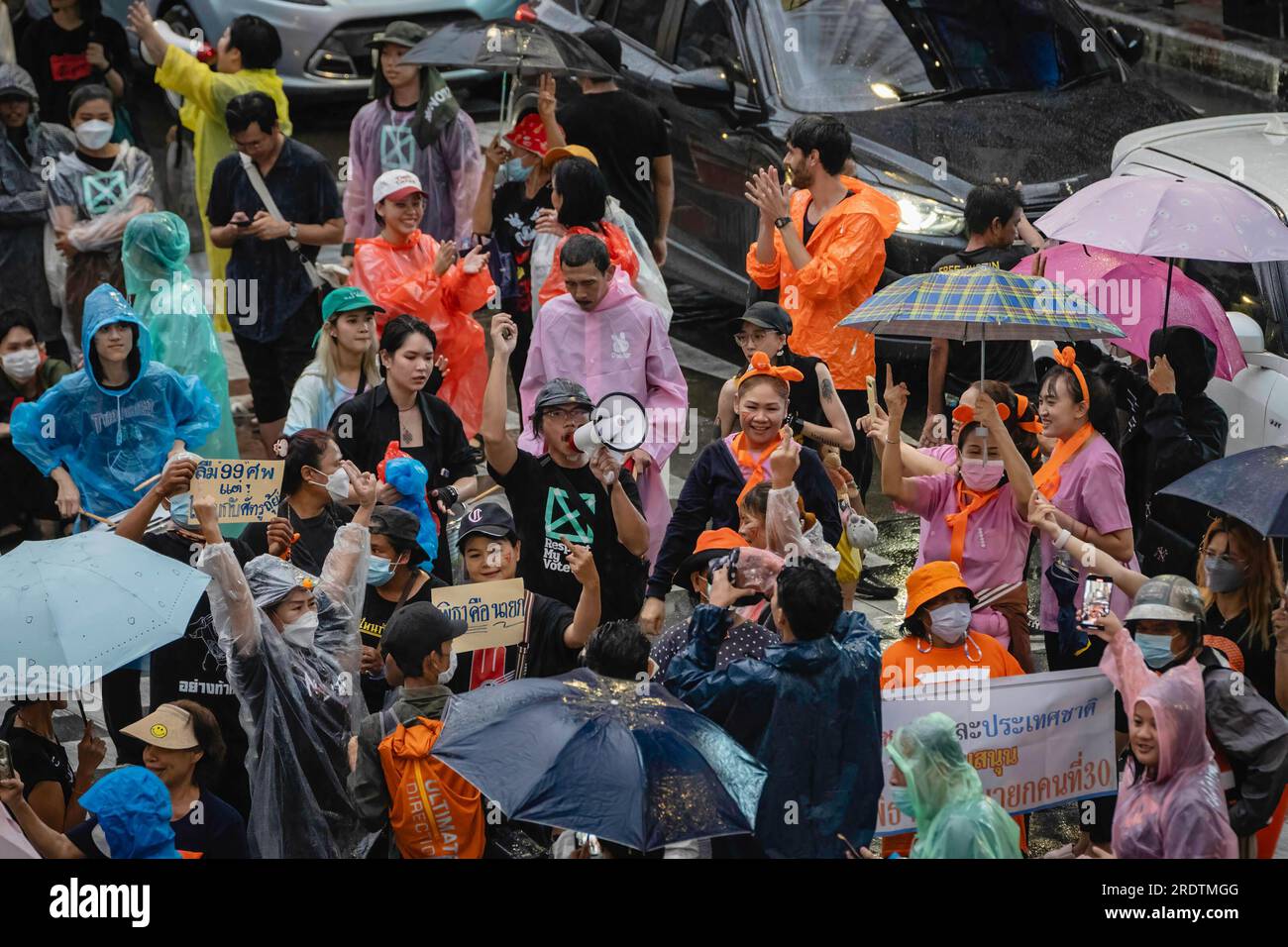 Bangkok, Thaïlande. 23 juillet 2023. Des partisans de Pita Limjaroenrat sont vus exprimer leur mécontentement lors de la manifestation à l'intersection d'Asoke. Le militant politique Sombat Boonngamanong, également connu sous le nom de « Bor Kor Lai Jud », a organisé une manifestation contre le Sénat pour ne pas avoir soutenu la candidature du chef du parti Move Forward Pita Limjaroenrat à devenir Premier ministre. (Photo Nathalie Jamois/SOPA Images/Sipa USA) crédit : SIPA USA/Alamy Live News Banque D'Images