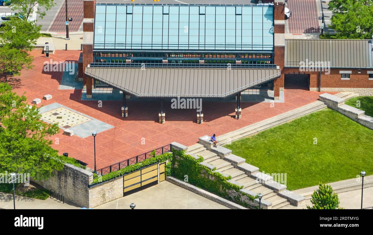 Antenne du centre-ville de Columbus Ohio avec une personne assise à l'extérieur du bâtiment le jour d'été Banque D'Images