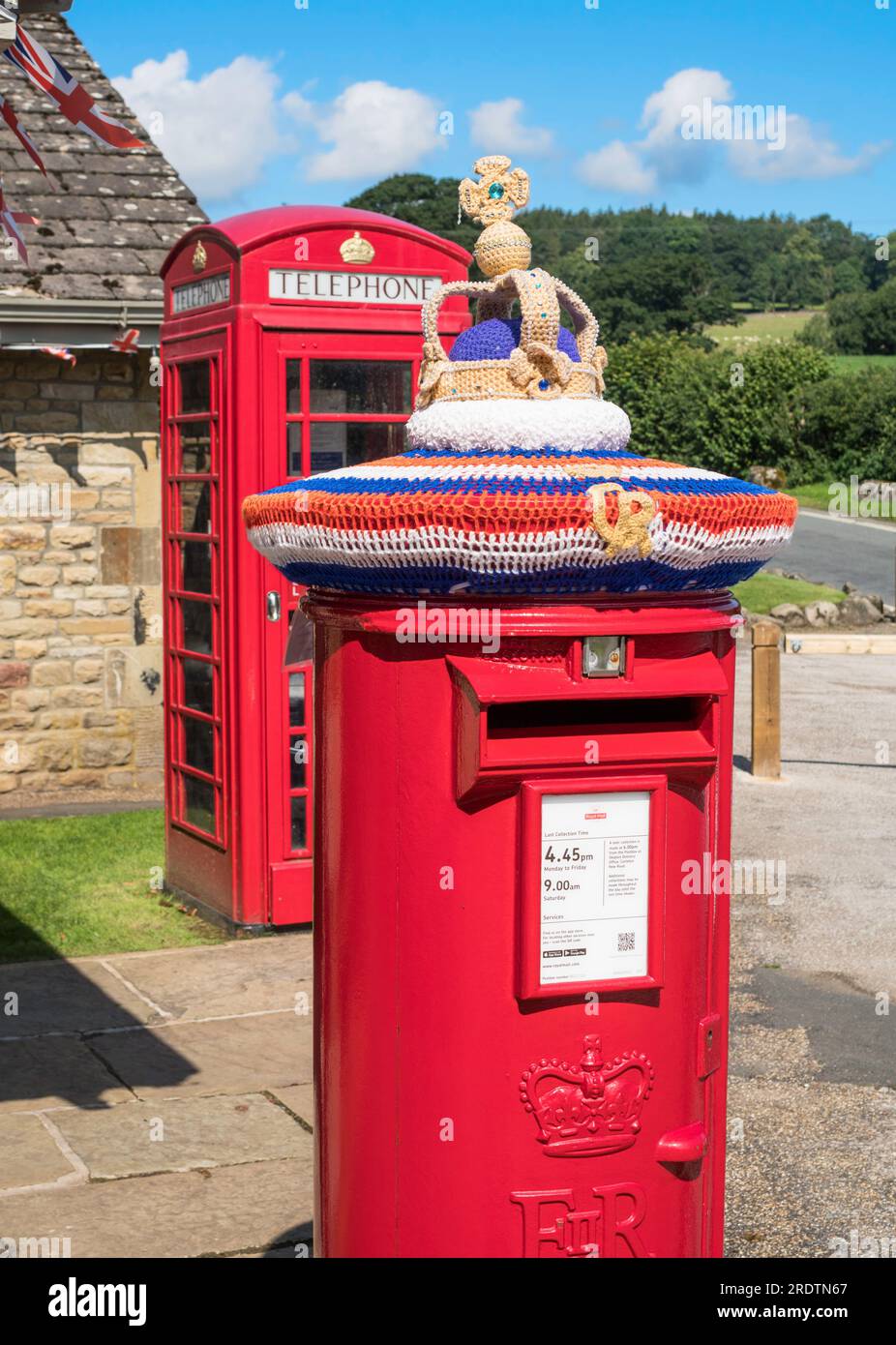 Couronne commémorative tricotée pour célébrer le couronnement du roi au-dessus d'une boîte aux lettres rouge, Angleterre, Royaume-Uni Banque D'Images