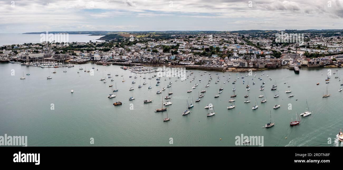 FALMOUTH, CORNOUAILLES, ROYAUME-UNI - 5 JUILLET 2023. Vue panoramique du paysage aérien du Musée National Maritime et du port dans la ville balnéaire cornique de FAL Banque D'Images