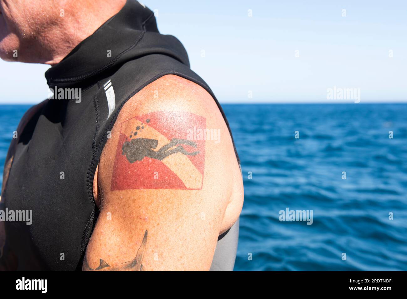 Plongeur avec tatouage de drapeau de plongée Banque D'Images