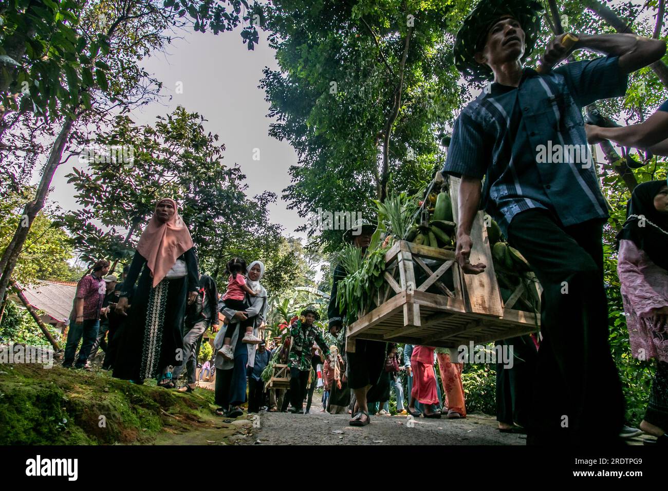 Les résidents font une procession en apportant des produits naturels de l'agriculture et des plantations appelées la tradition de l'aumône de la terre Banque D'Images