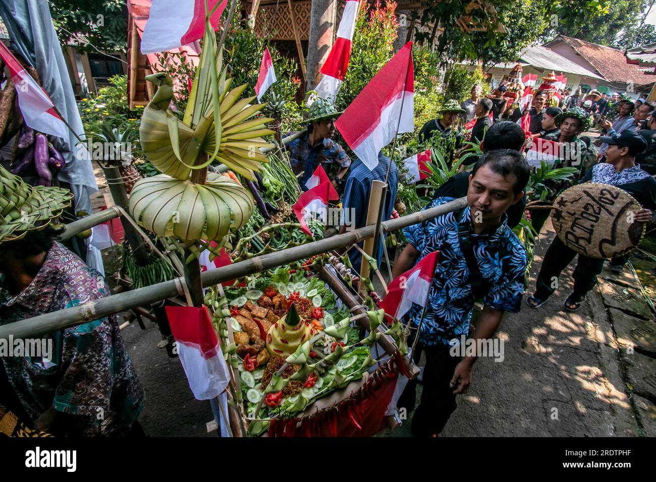 Les résidents font une procession en apportant des produits naturels de l'agriculture et des plantations appelées la tradition de l'aumône de la terre Banque D'Images