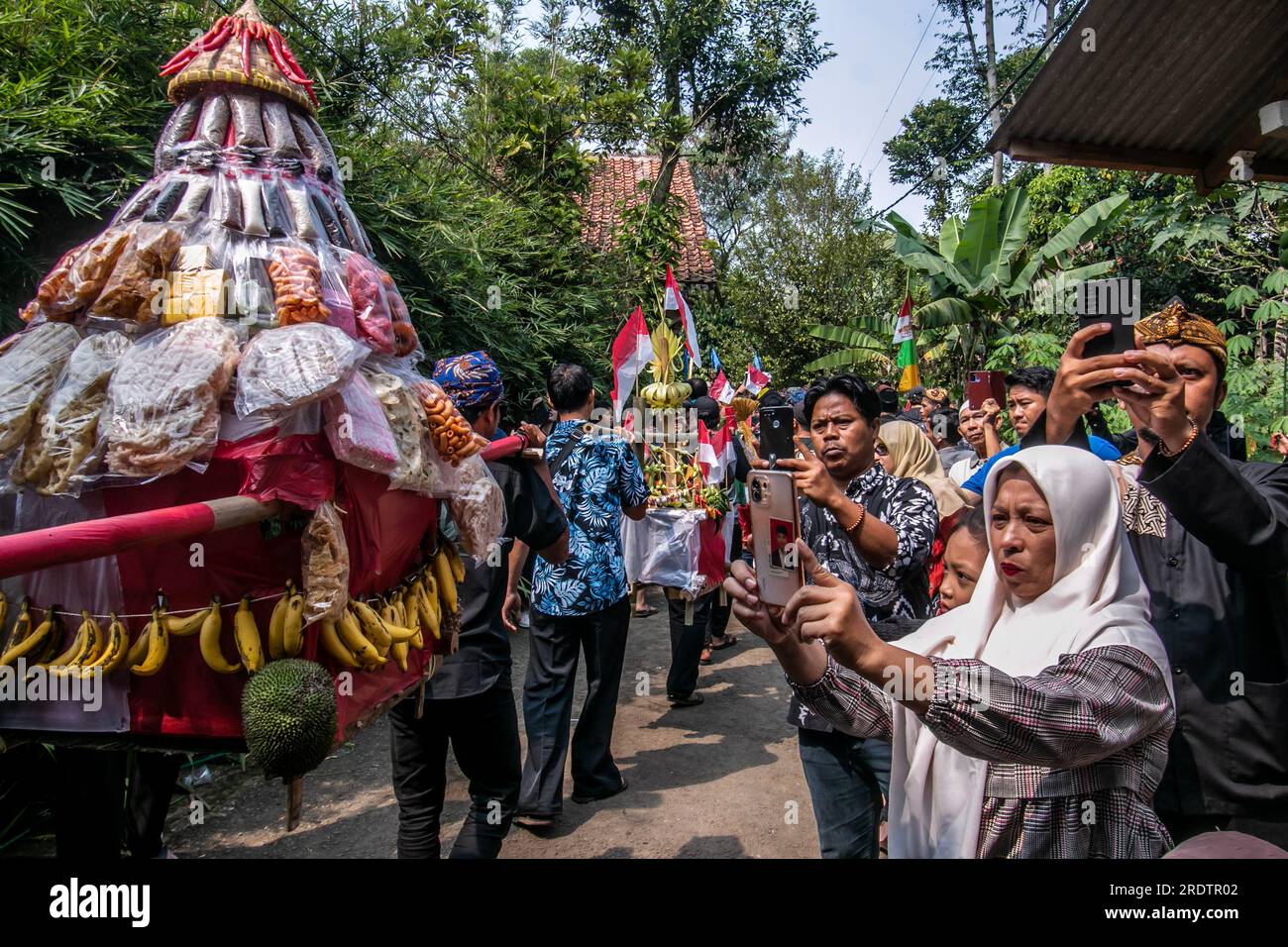 Les résidents font une procession en apportant des produits naturels de l'agriculture et des plantations appelées la tradition de l'aumône de la terre Banque D'Images
