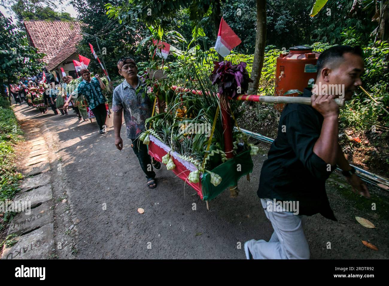 Les résidents font une procession en apportant des produits naturels de l'agriculture et des plantations appelées la tradition de l'aumône de la terre Banque D'Images