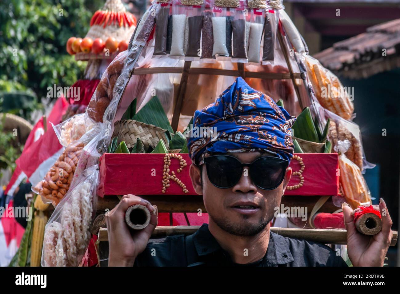 Les résidents font une procession en apportant des produits naturels de l'agriculture et des plantations appelées la tradition de l'aumône de la terre Banque D'Images