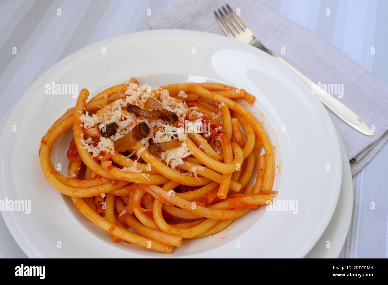 Bucatini toutes les pâtes italiennes Amatriciana du Latium et de Rome avec guanciale et tomatos Banque D'Images