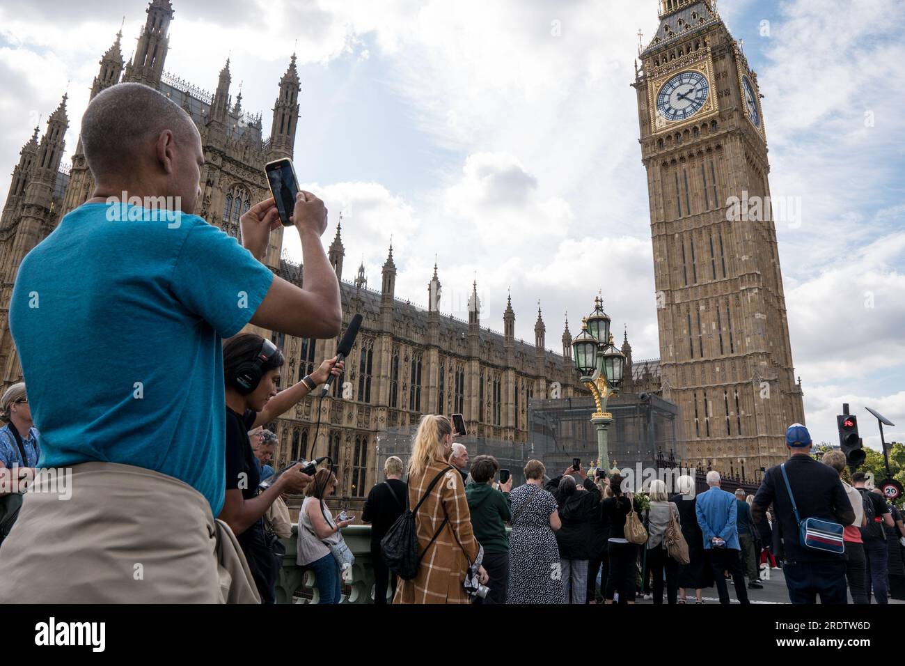 Des gens se rassemblent à Trafalgar Square à Londres quelques jours après la mort de la reine Elizabeth Banque D'Images