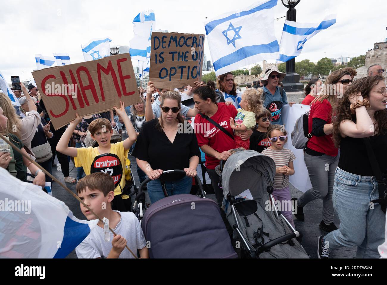 Londres, Royaume-Uni. 23 juillet 2023. Le peuple juif et ses partisans organisent un rassemblement défendre la démocratie israélienne et défilent à travers Tower Bridge pour protester contre les plans du gouvernement de coalition du Premier ministre israélien Benjamin Netanyahu de réformer le système judiciaire israélien qui, disent les critiques, sapent l'indépendance du pouvoir judiciaire et libèrent les décisions du gouvernement de l'examen juridique. La marche était également en solidarité avec des milliers d'Israéliens qui ont marché vers Jérusalem alors que la Knesset se prépare à abolir la «doctrine du caractère raisonnable» permettant le contrôle judiciaire des décisions du gouvernement. Crédit : Ron Fassbender/Alamy Live News Banque D'Images