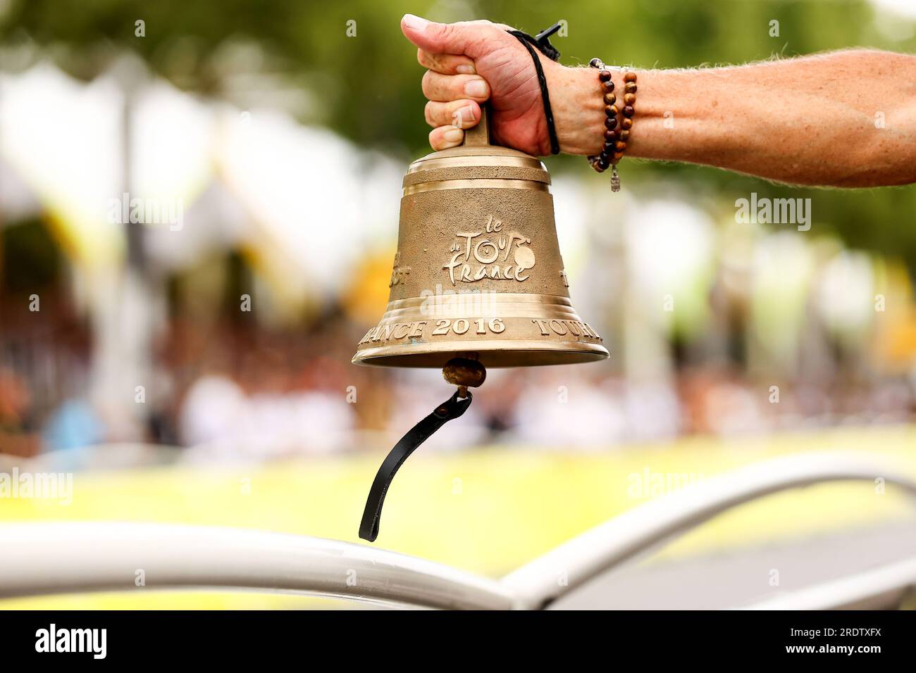 Paris, France. 23 juillet 2023. L'illustration montre la cloche du dernier tour lors de la 21e et dernière étape du Tour de France, de Saint-Quentin-en-Yvelines à Paris, France, dimanche 23 juillet 2023. Le Tour de France de cette année aura lieu du 01 au 23 juillet 2023. BELGA PHOTO DAVID PINTENS crédit : Belga News Agency/Alamy Live News Banque D'Images