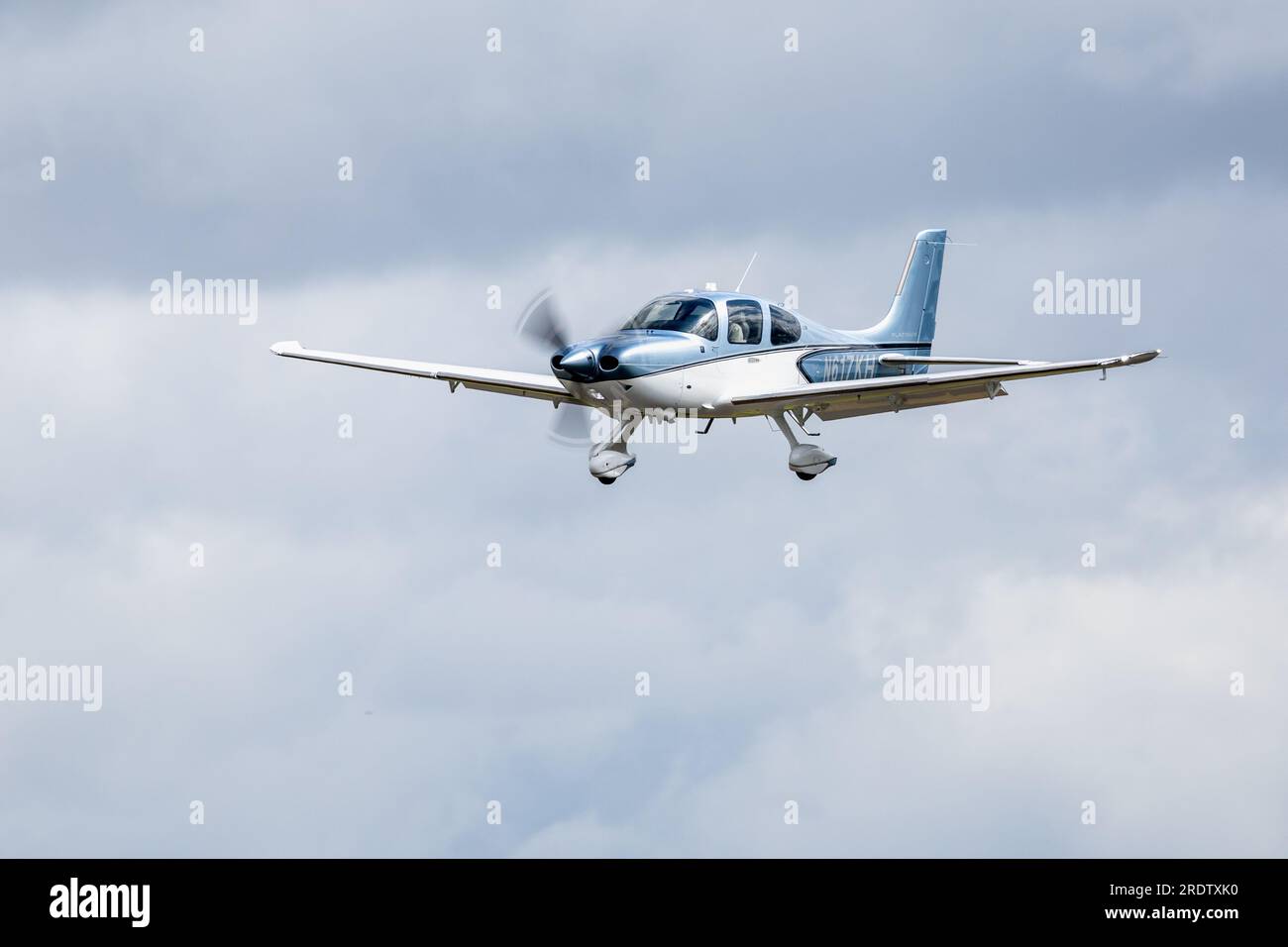 Cirrus SR-22T, arrivant à la RAF Fairford pour le Royal International Air Tattoo 2023. Banque D'Images