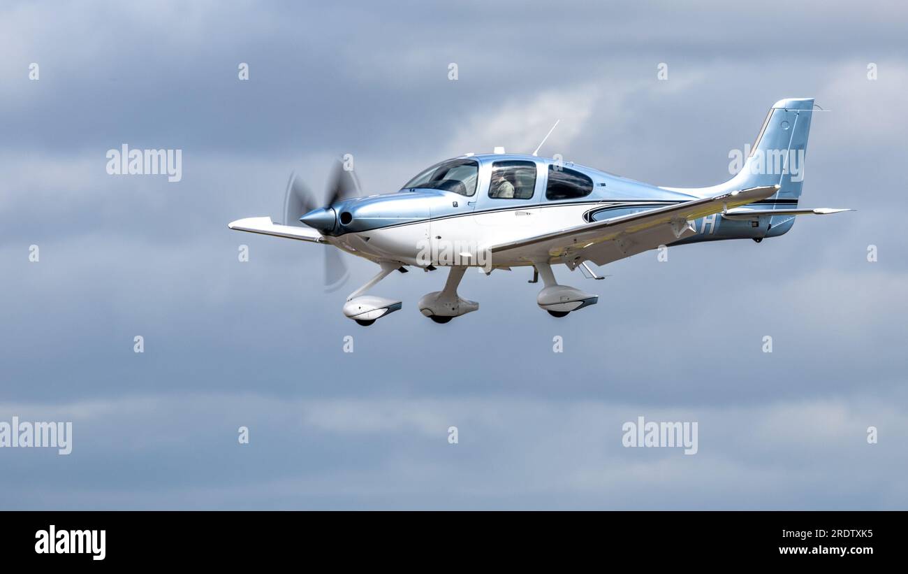 Cirrus SR-22T, arrivant à la RAF Fairford pour le Royal International Air Tattoo 2023. Banque D'Images