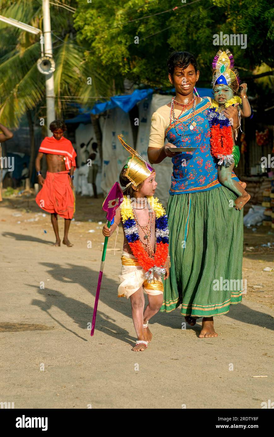 Narikuravar est une femme de la communauté indigène qui porte ses enfants habillés comme lord Muruga pour participer au festival Dasara Dussera Dusera Banque D'Images