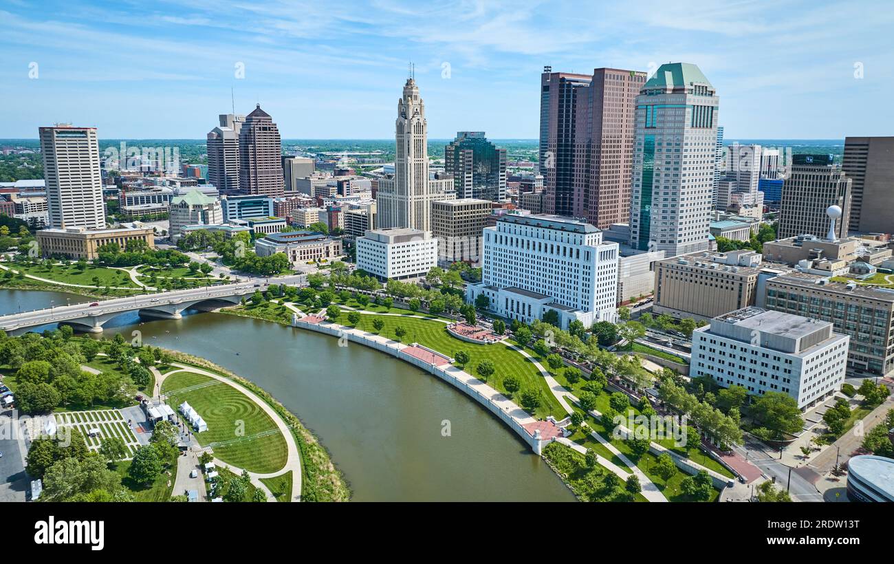 Centre-ville aérien de Columbus Ohio avec les gratte-ciel principaux et les deux côtés de la rivière visibles Banque D'Images