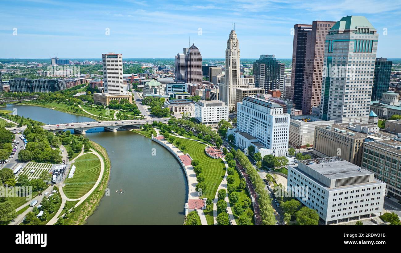 Gratte-ciel du centre-ville de Columbus Ohio avec Scioto River et promenade verte et voie verte aérienne Banque D'Images