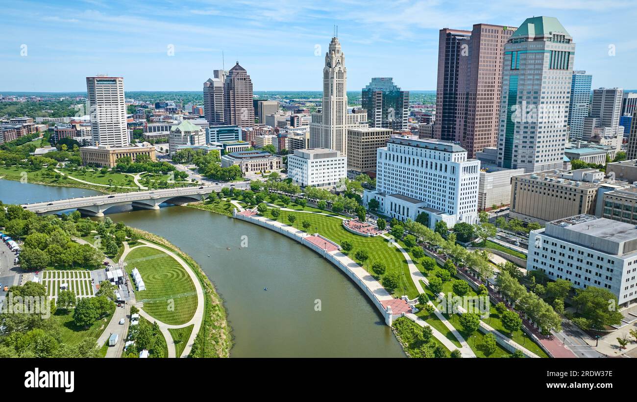 Gratte-ciel au coeur du centre-ville de Columbus Ohio en été avec la rivière serpentant à travers la ville Banque D'Images