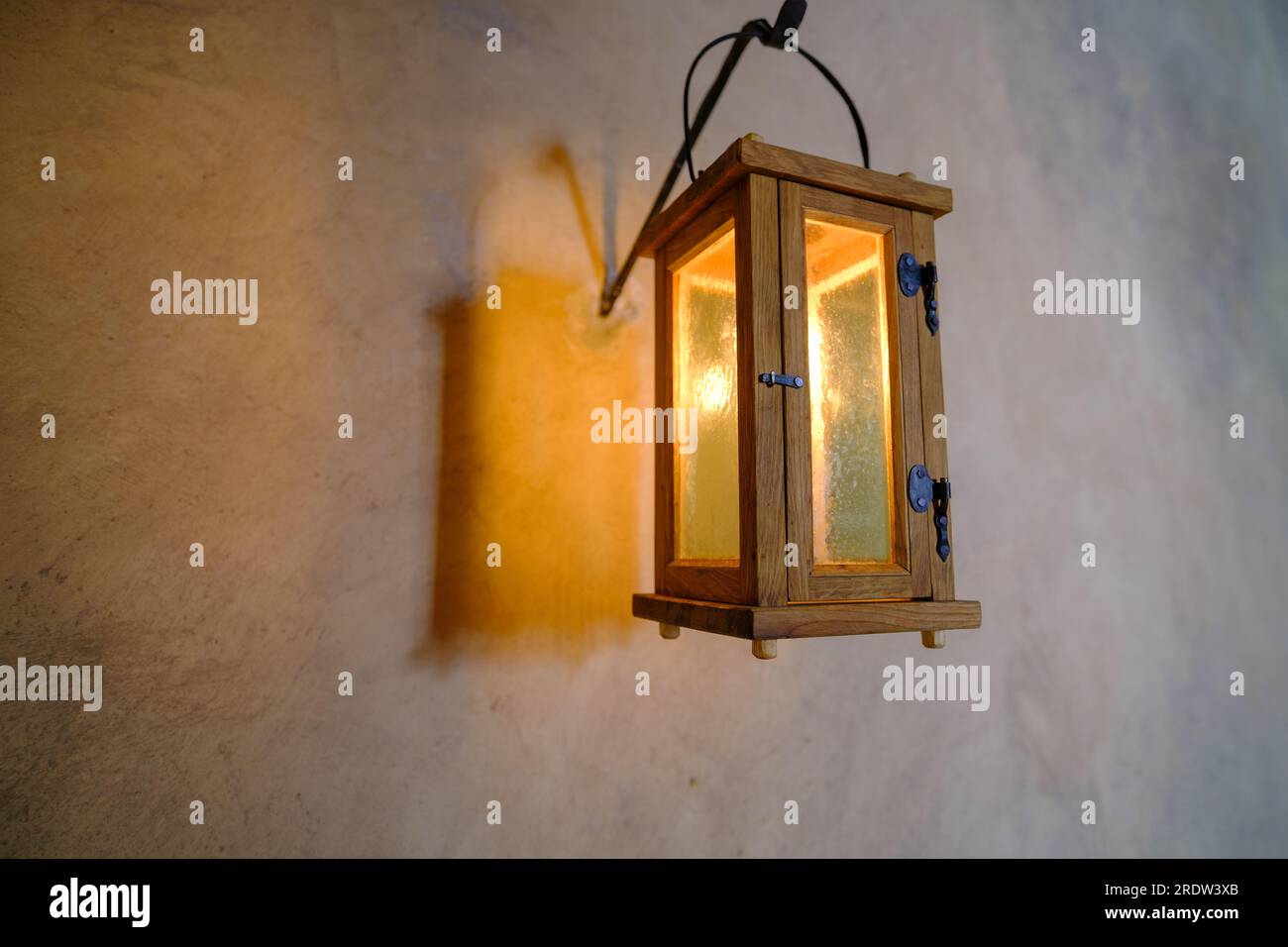 Lanterne de bougie de château médiéval. Une source de lumière dans les  temps anciens. Le seul éclairage au Moyen âge. Lettonie Château de Bauska  Photo Stock - Alamy