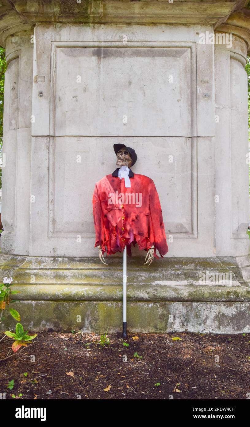 Londres, Royaume-Uni. 23 juillet 2023. Manifestation sur Cavendish Square. Les saboteurs de chasse et les militants des droits des animaux ont défilé à travers le centre de Londres jusqu'à Downing Street pour exiger que l'interdiction de la chasse au renard soit appliquée. Bien que la chasse avec des chiens soit illégale, les groupes de chasse continuent de pratiquer la chasse dite de sentier, que les activistes décrivent comme un écran de fumée pour la chasse réelle au renard. Crédit : Vuk Valcic/Alamy Live News Banque D'Images