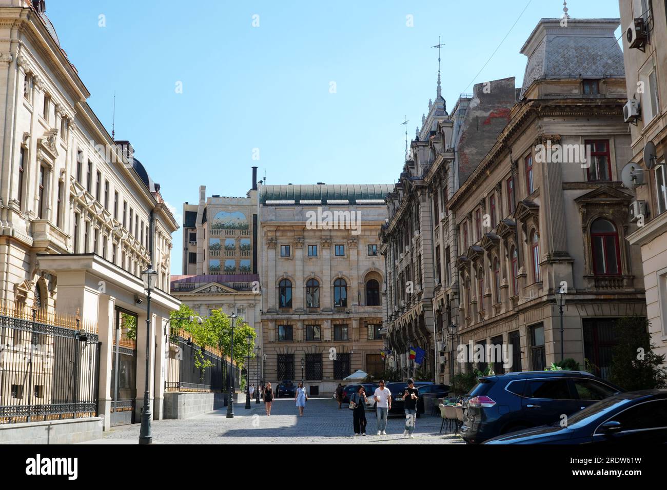 BUCAREST, ROUMANIE - 9 juillet 2023 : rue dans la vieille ville de Bucarest, avec de beaux bâtiments historiques dans un style d'architecture éclectique Banque D'Images