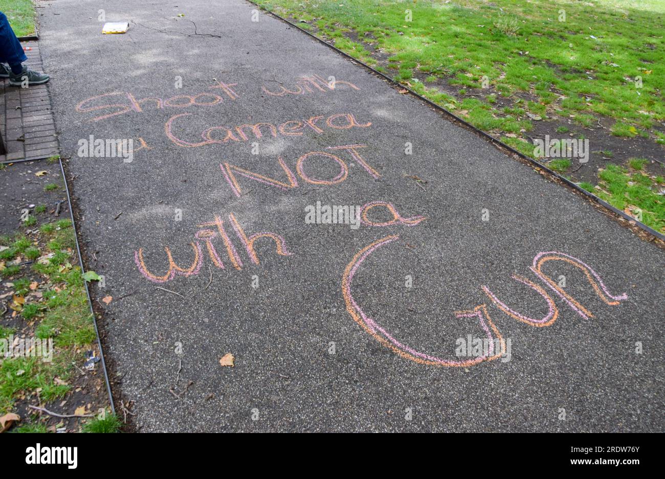 Londres, Royaume-Uni. 23 juillet 2023. Manifestation sur Cavendish Square. Les saboteurs de chasse et les militants des droits des animaux ont défilé à travers le centre de Londres jusqu'à Downing Street pour exiger que l'interdiction de la chasse au renard soit appliquée. Bien que la chasse avec des chiens soit illégale, les groupes de chasse continuent de pratiquer la chasse dite de sentier, que les activistes décrivent comme un écran de fumée pour la chasse réelle au renard. Crédit : Vuk Valcic/Alamy Live News Banque D'Images