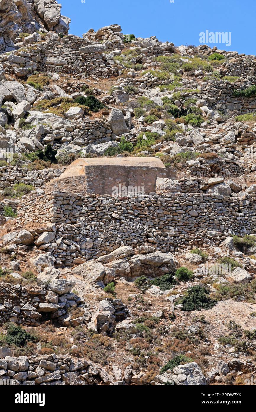 Petite église en pierre sur une colline rocheuse escarpée près de la grotte Charkadio (éléphant). Tilos Isand, Grèce Banque D'Images