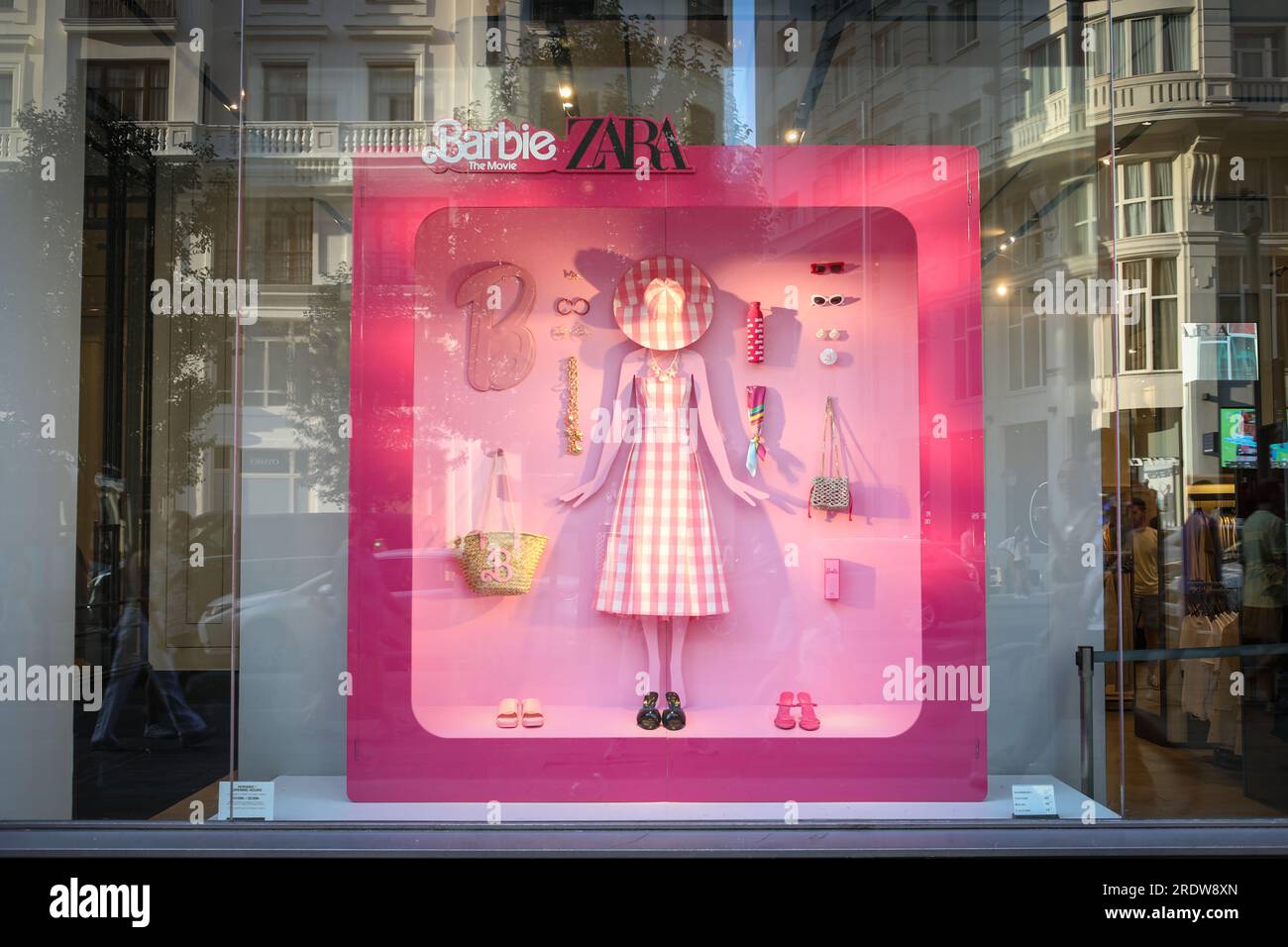 Zara shop in gran vía street Banque de photographies et d'images à haute  résolution - Alamy