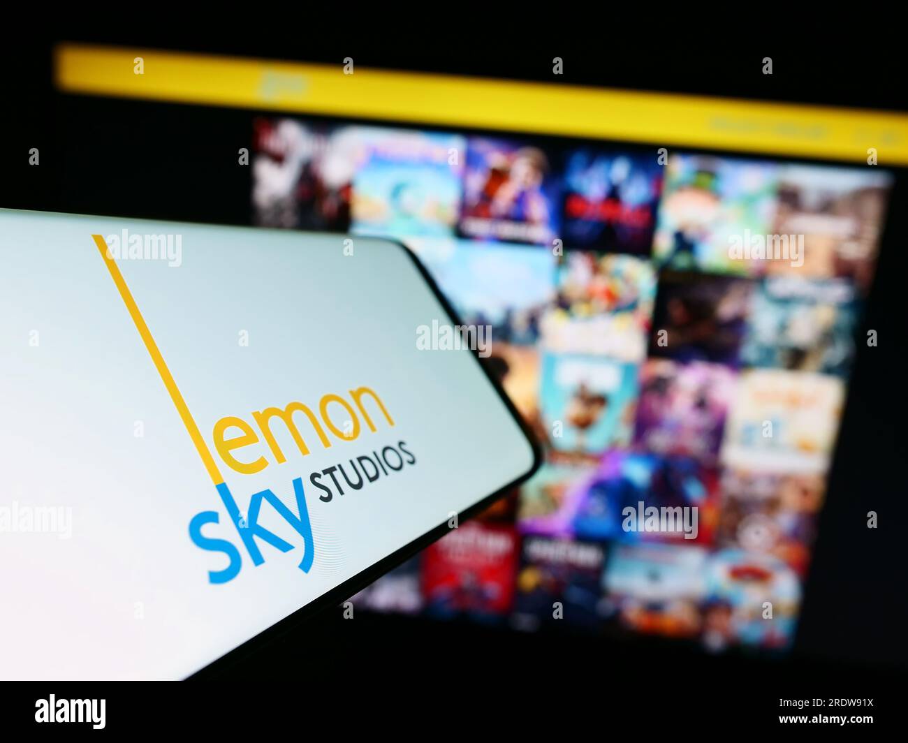 Smartphone avec le logo de la société de jeux vidéo malaisienne Lemon Sky Studios sur l'écran devant le site Web. Concentrez-vous sur le centre gauche de l'écran du téléphone. Banque D'Images