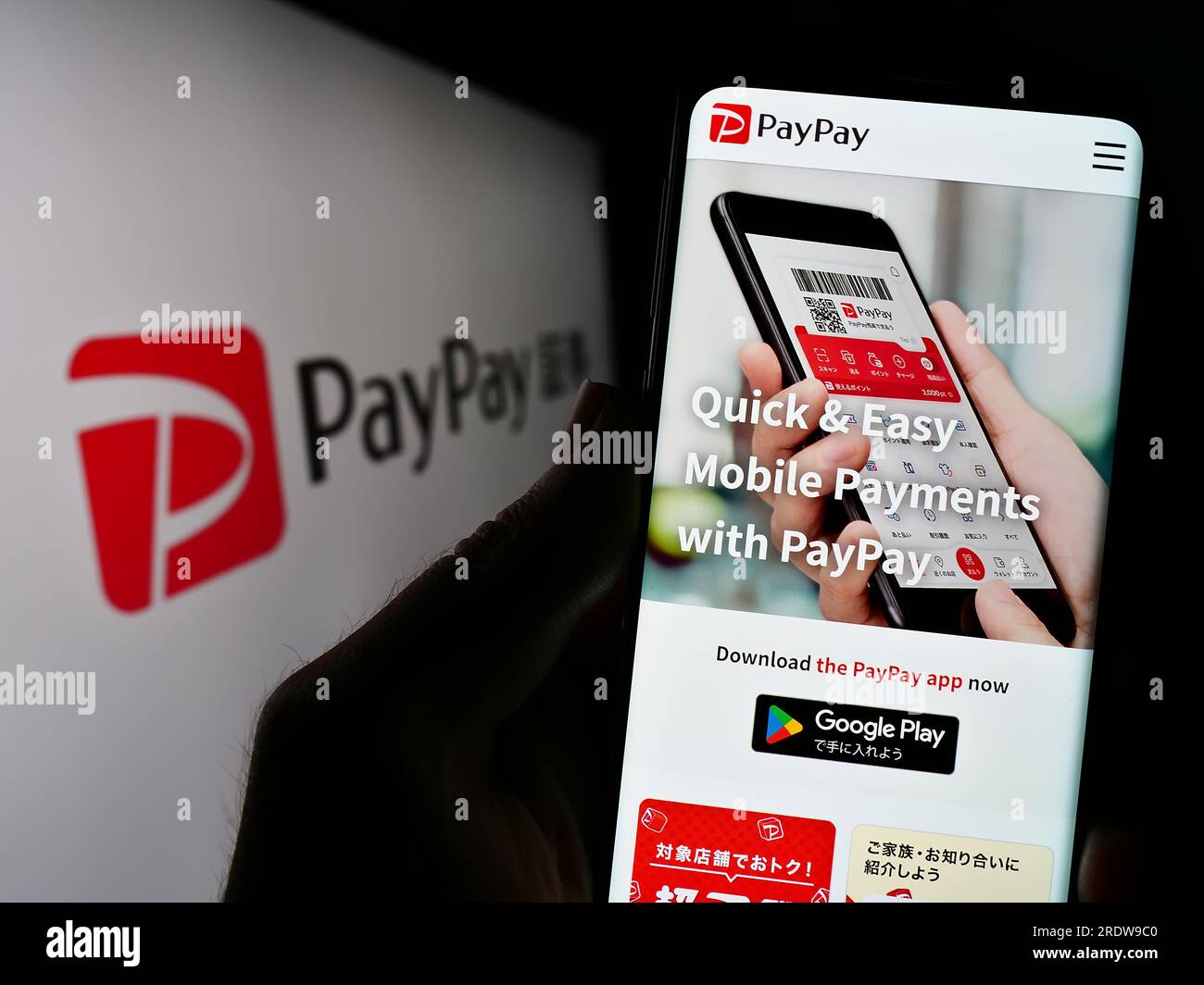 Personne tenant le smartphone avec la page Web de la société de paiement japonaise PayPay Corporation sur l'écran avec logo. Concentrez-vous sur le centre de l'écran du téléphone. Banque D'Images