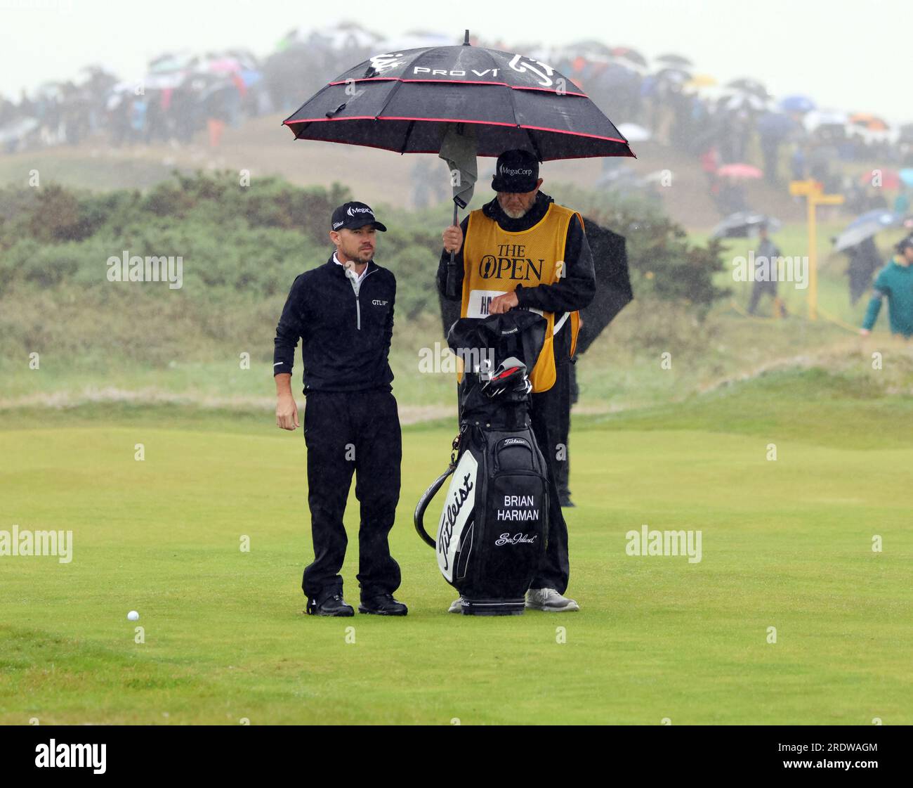 Hoylake, Royaume-Uni. 23 juillet 2023. L’américain Brian Harman se protège de la pluie le quatrième jour du 151e Open Championship au Royal Liverpool Golf Club à Hoylake, en Angleterre, le dimanche 23 juillet 2023. Photo Hugo Philpott/UPI crédit : UPI/Alamy Live News Banque D'Images