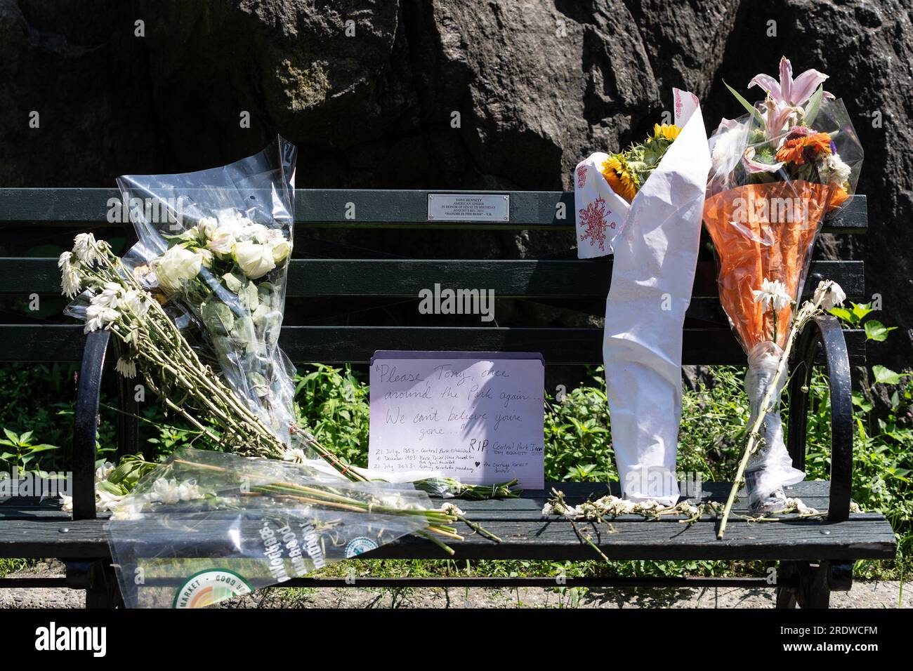 Vue du banc de Tony Bennett à Central Park, New York, le 23 juillet 2023 alors que le sénateur américain Chuck Schumer présentait une résolution pour déclarer le 3 août « Tony Bennett Day ». Le sénateur et le leader de la majorité au Sénat ont cité la philanthropie de Tony Bennett, son service dans les forces armées pendant la Seconde Guerre mondiale, son héritage musical. Il a dit qu'il présenterait une résolution au Sénat en même temps que la députée Nancy Pelosi fera la même résolution à la Chambre des représentants. Tony Bennett aura 97 ans le 3 août 2023. Lors de son annonce, le sénateur tenait une photo de Tony Bennett Banque D'Images