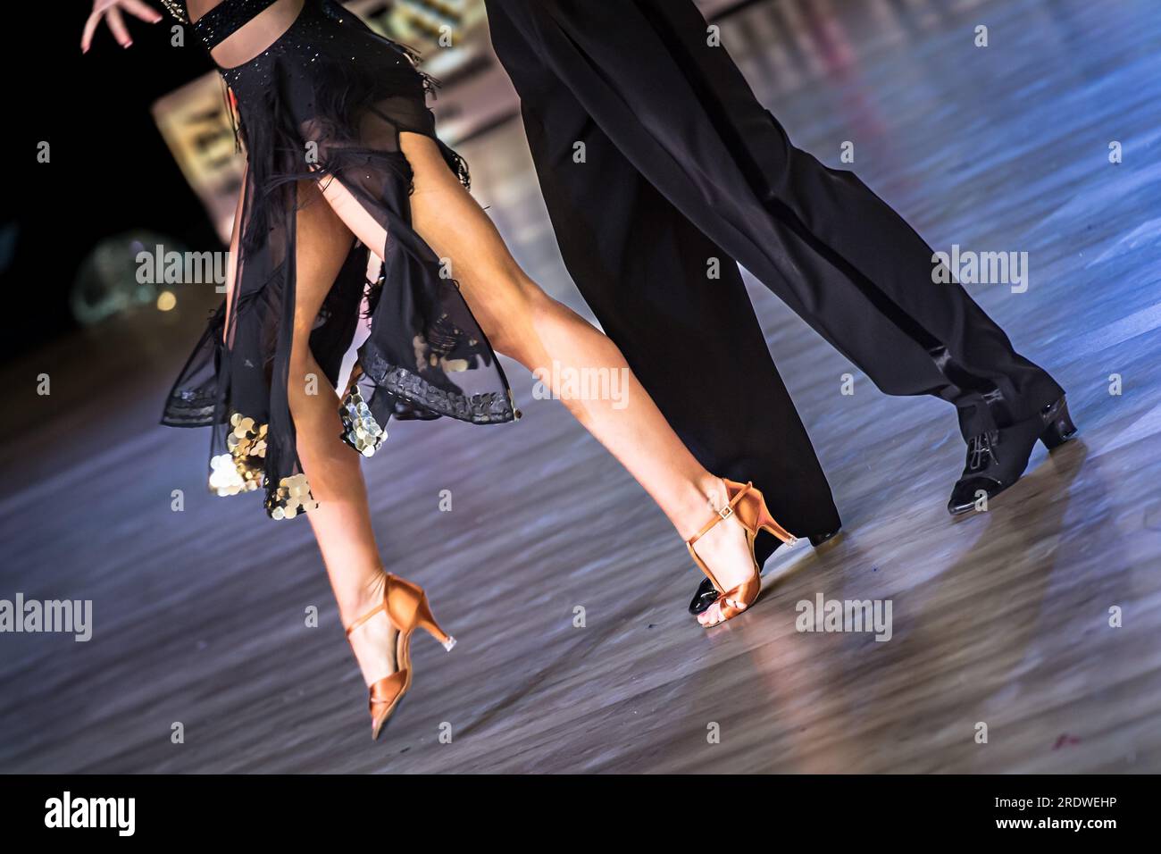 La danse de couple sur la piste de danse latine Banque D'Images