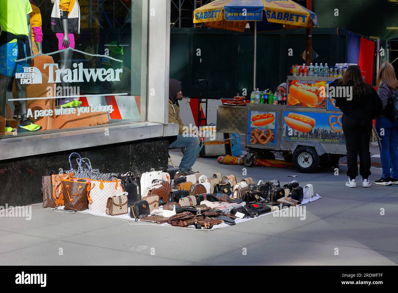 Un vendeur de rue sans licence vendant des sacs à main contrefaits et de faux sacs à main sur Fifth Avenue à Midtown Manhattan, New York. Banque D'Images