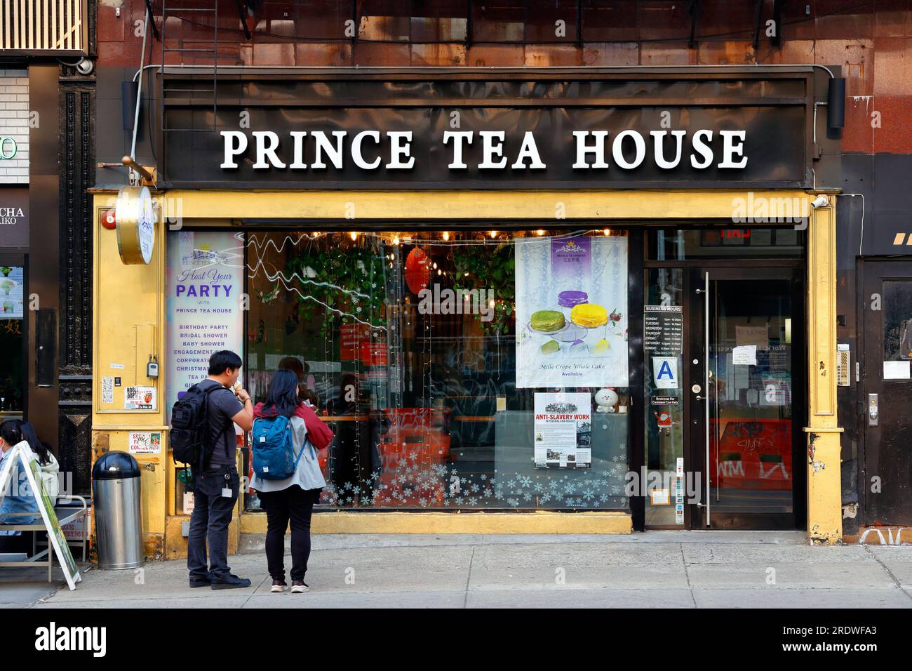 Prince Tea House, 134 Bowery, New York, NYC vitrine d'une chaîne de cafés de thé français d'Asie dans le quartier chinois de Manhattan. Banque D'Images