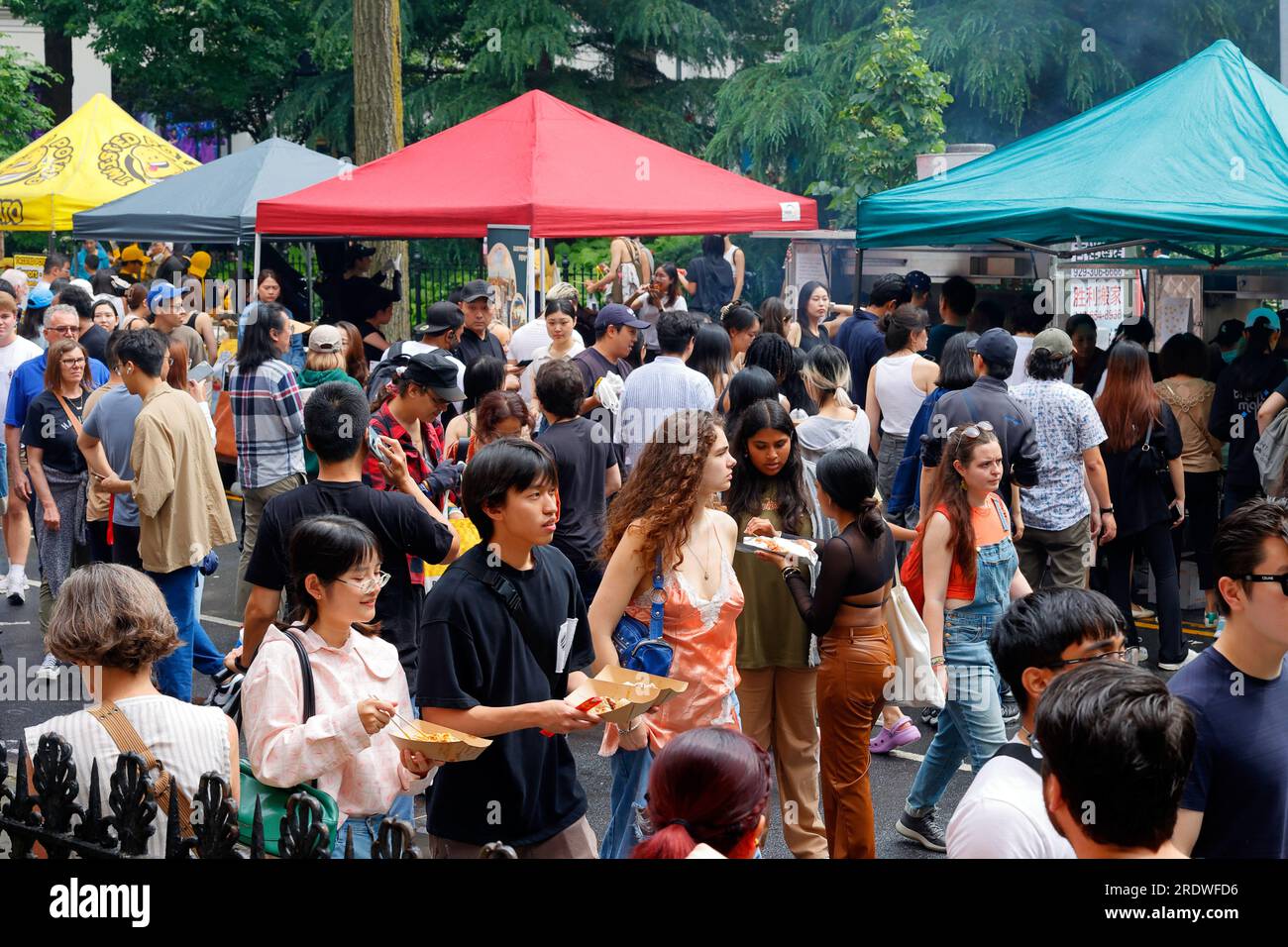 Les gens à un festival de cuisine de rue asiatique Dragon Fes à Manhattan, New York, le 24 juin 2023. Banque D'Images