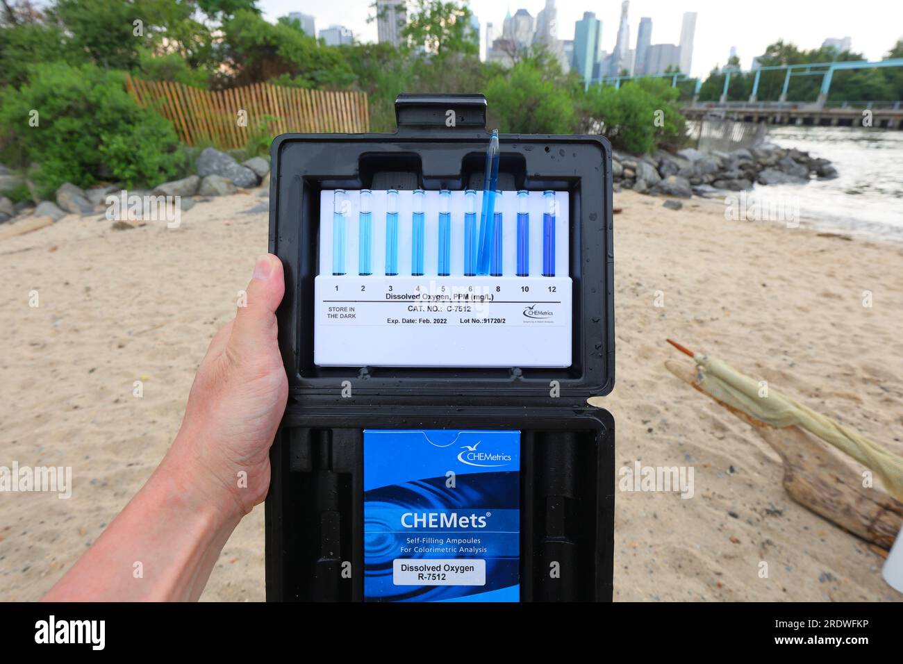 Un kit CHEMetrics Dissolved Oxygen avec une ampoule de test échantillonnant l'eau de l'East River, New York City Banque D'Images