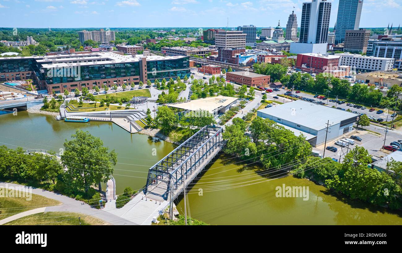 Pont aérien Wells Street traversant la rivière St Mary vers Promenade Park et le centre-ville de fort Wayne Banque D'Images