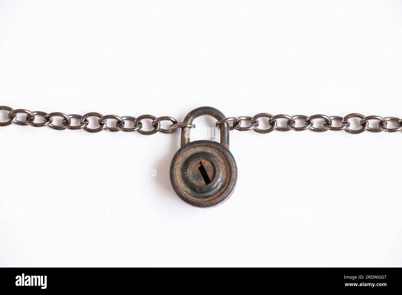 Cadenas vieux cadenas sur une chaîne pèse sur un fond blanc gros plan Banque D'Images