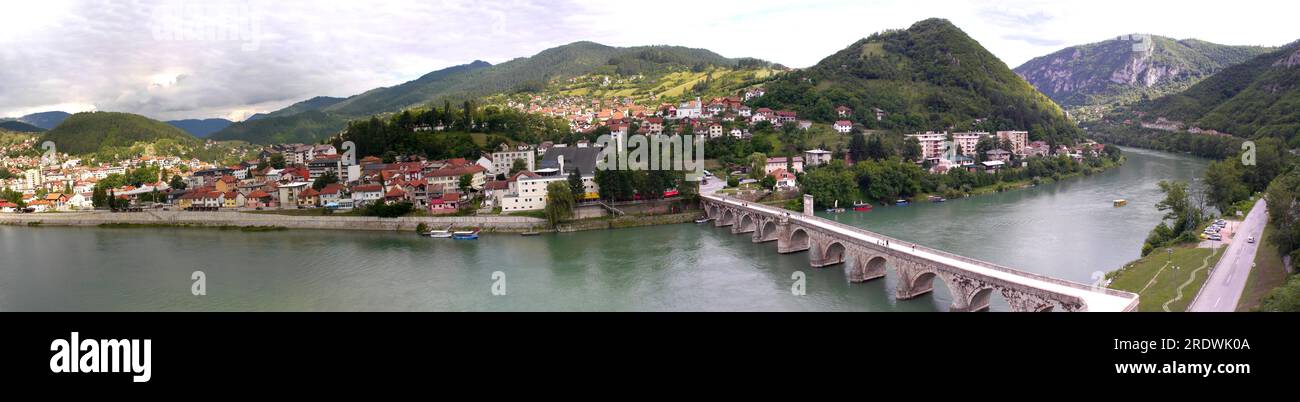 Visegrad, Bosnie-Herzégovine - 24 juin 2018 : Panorama de Visegrad et vieux pont de pierre sur la rivière Drina, Bosnie-Herzégovine Banque D'Images