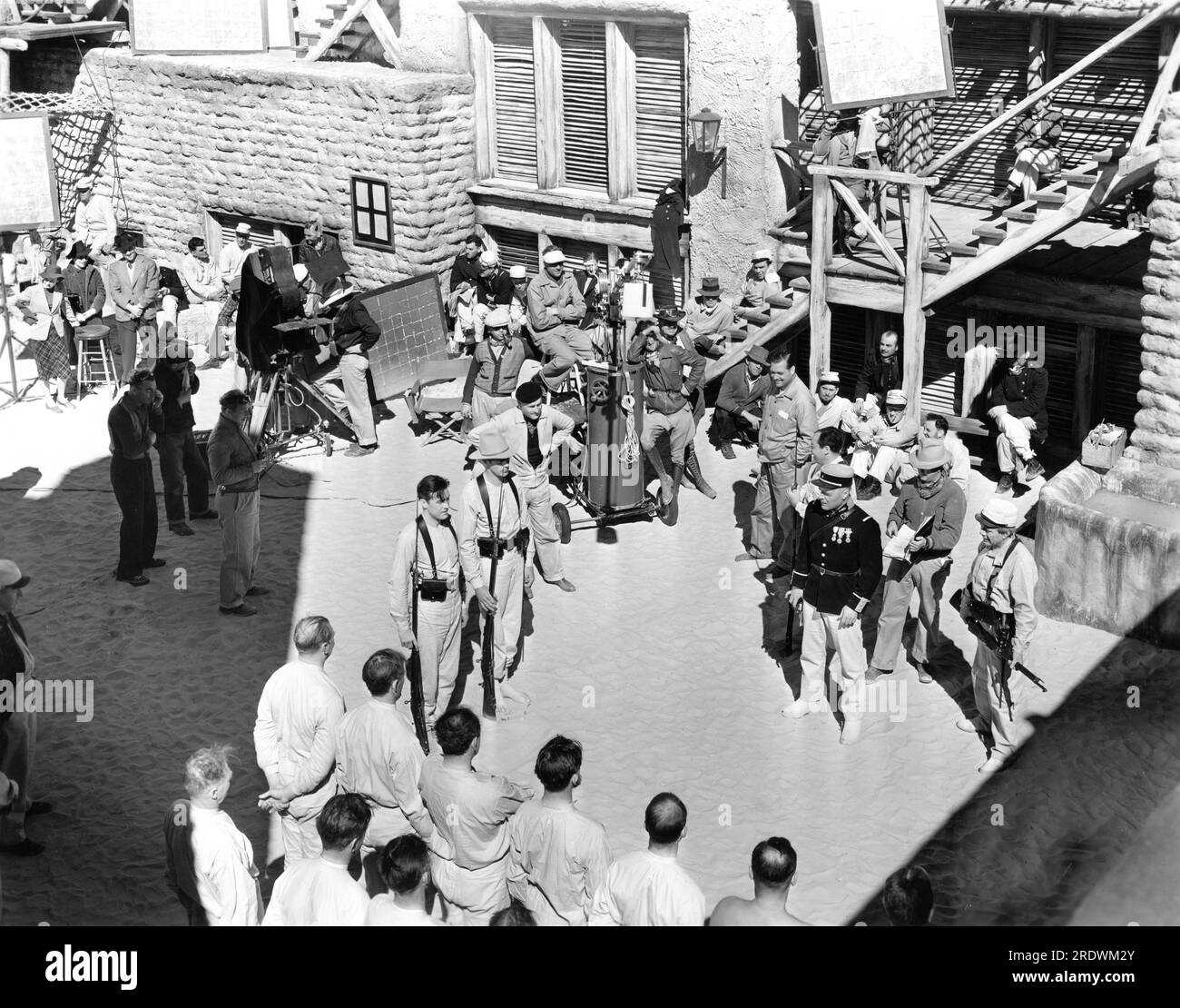 RAY MILLAND GARY COOPER réalisateur WILLIAM A. WELLMAN BRIAN DONLEVY et J. CARROL NAISH sur le set Candid avec Camera / Movie Crew lors du tournage du roman de BEAU GESTE 1939 WILLIAM A. WELLMAN P.C. Wren direction artistique Hans Dreier et Robert Odell musique Alfred Newman costumes Edith Head Paramount Pictures Banque D'Images