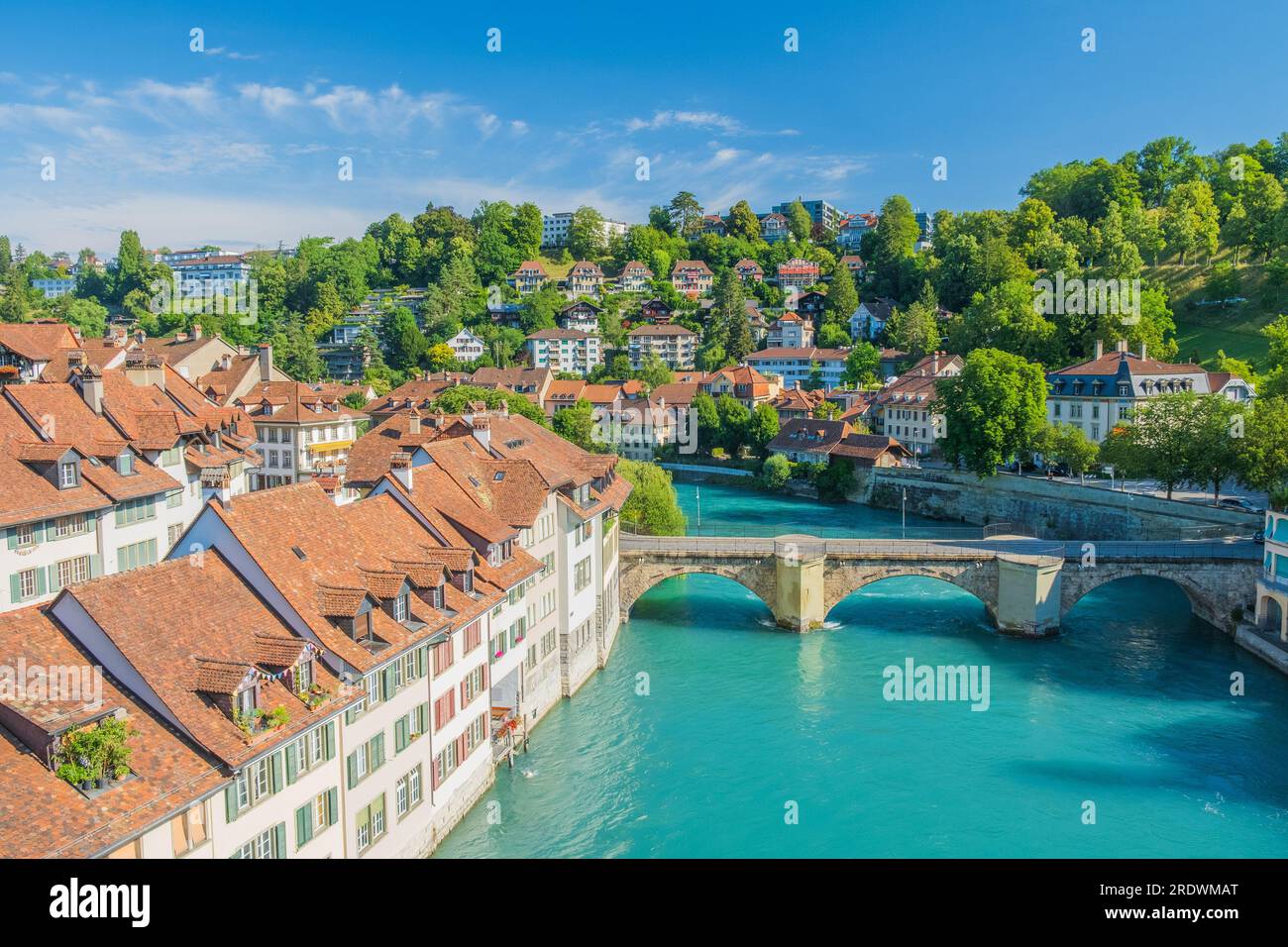 Vue panoramique sur la rivière Aare, le pont Untertorbrucke et la vieille ville de Berne, Suisse Banque D'Images