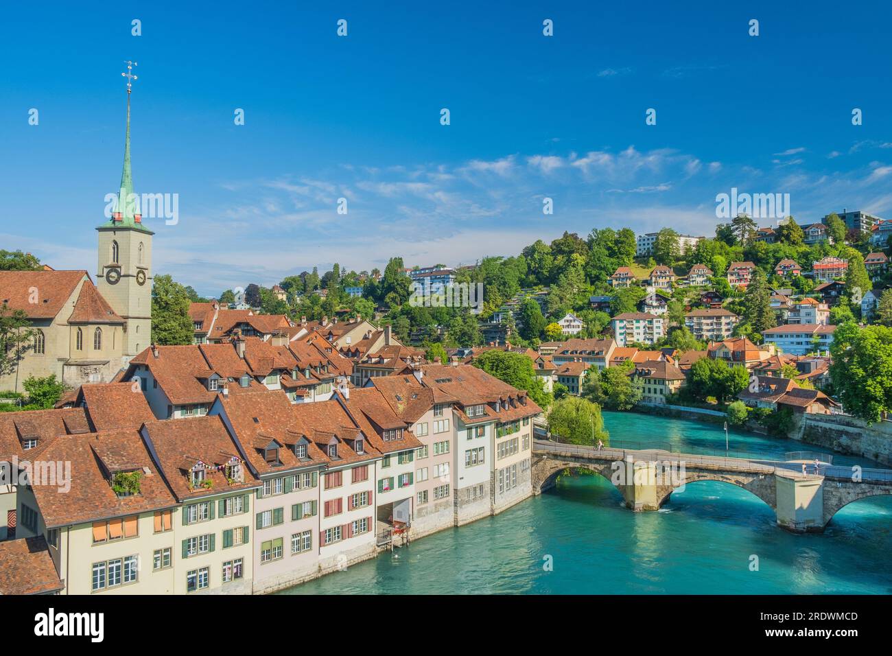Vue panoramique sur la rivière Aare, le pont Untertorbrucke et la vieille ville de Berne, Suisse Banque D'Images