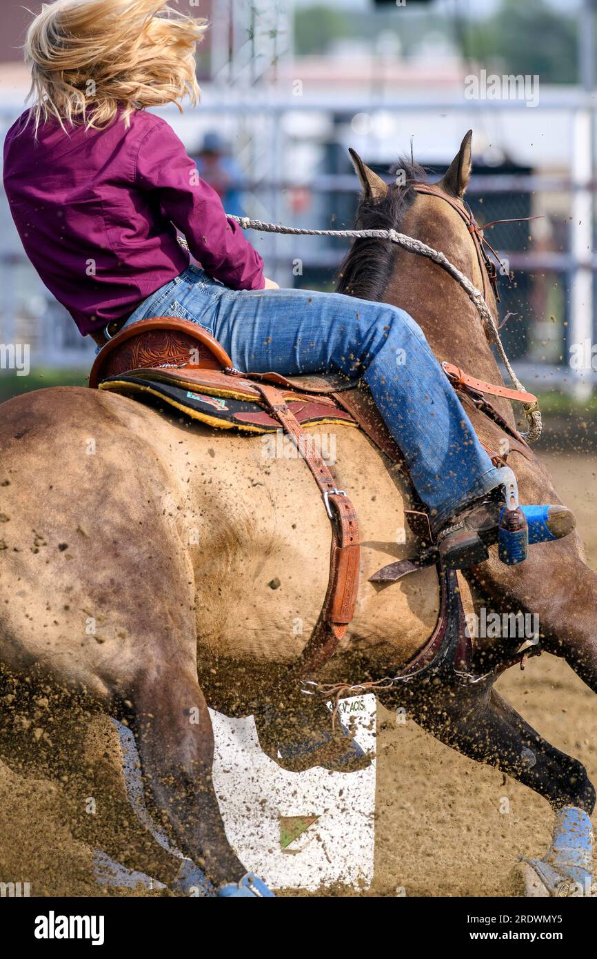 Course de barils au Neyaskweyahk Native Classic Indian Rodeo. Maskwacis (Hobbema) Alberta Canada Banque D'Images