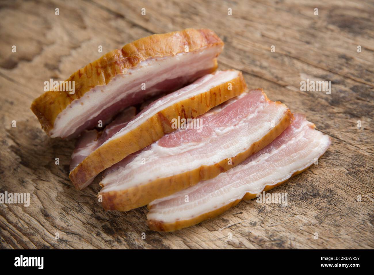 Tranches de bacon fumé et cru d'une épicerie fine polonaise qui seront incluses dans un ragoût. Angleterre Royaume-Uni GB Banque D'Images