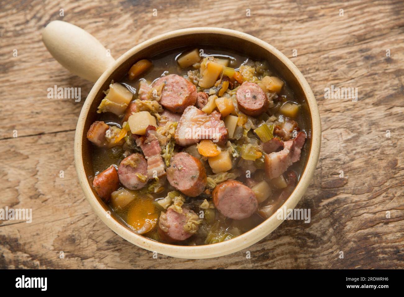 Un eintopf maison fait dans une mijoteuse avec principalement des légumes-racines et du chou avec de la saucisse de porc polonais aux herbes et du bacon fumé. Angleterre U Banque D'Images