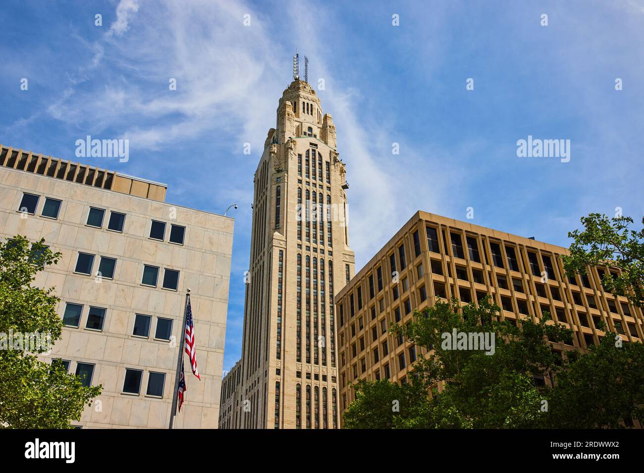 Leveque Tower Columbus Ohio avec des drapeaux américains et de l'Ohio le jour de l'été Banque D'Images
